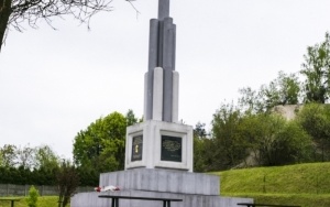 Pomnik Niepodległości Polski w Nawojowej Górze 