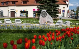 Obelisk Jana Pawła II na rondzie w Krzeszowicach